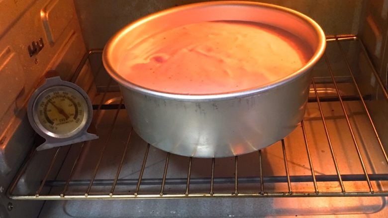 火龙果蛋糕,烤箱预热至150度，模具送入烤箱烤制40分钟。