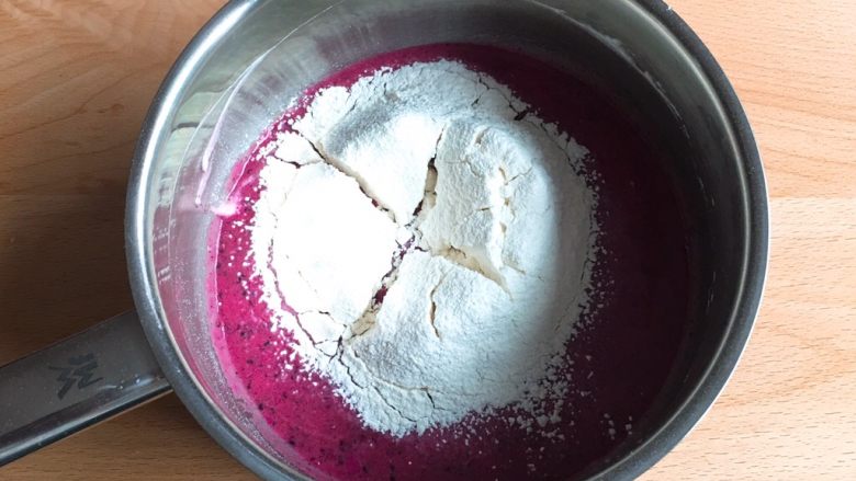 火龙果蛋糕,过筛低筋粉。