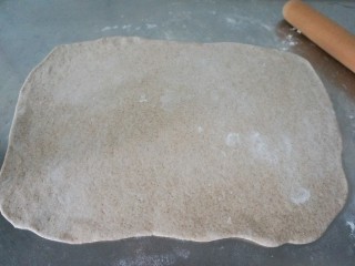 脆底黑麦粘卷子,用擀面杖擀开成长方形的薄面片(和做花卷一样)