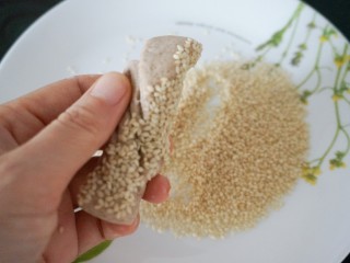 脆底黑麦粘卷子,底部粘上白芝麻粒