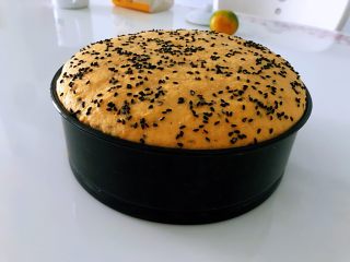 南瓜燕麦黑芝麻发糕,放入蒸屉发酵。看发酵后的面团多喜欢。