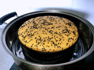 南瓜燕麦黑芝麻发糕,放入蒸锅，大火蒸30分钟，关火后再焖几分钟出锅。