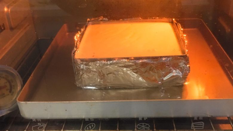 轻芝士蛋糕,烤箱事先预热，金盘中注入热水，烤箱温度150度，模具坐入水中。