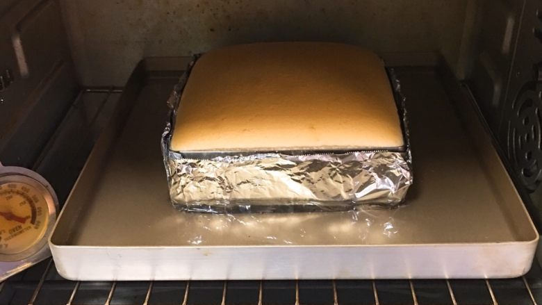 轻芝士蛋糕,烤完不要拿出，放烤箱自然冷却30分钟。