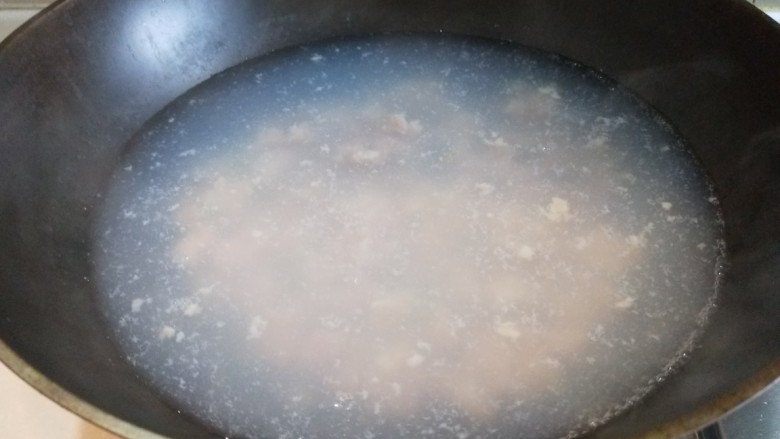 新文美食  酱爆三鲜,锅中放入适量水烧开，倒入三鲜。