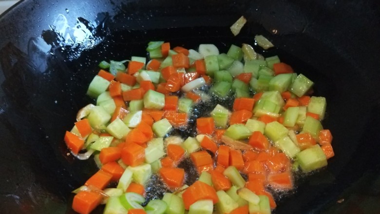 新文美食  酱爆三鲜,倒入胡萝卜，黄瓜丁大火翻炒。