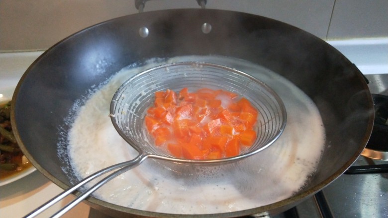 新文美食  酱爆三鲜,在把胡萝卜丁煮一分钟捞出来备用。