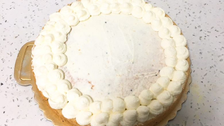 火龙果蛋糕,先放第一片蛋糕片，表面抹奶油，四周挤入奶油小圆。