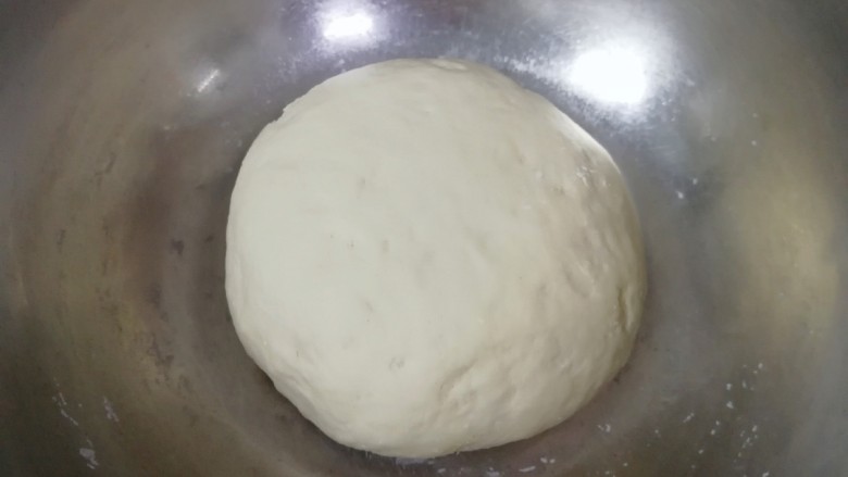 大白紫薯包,揉成面团，盖上保鲜膜发酵至两倍大。