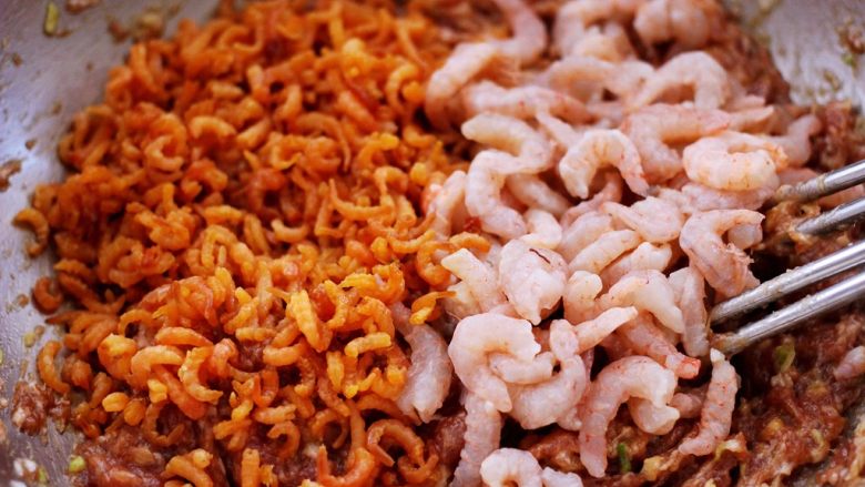 超级美味好吃滴酸汤白菜虾仁饺子,把猪肉馅搅拌均匀，加入洗净的虾仁和海米。