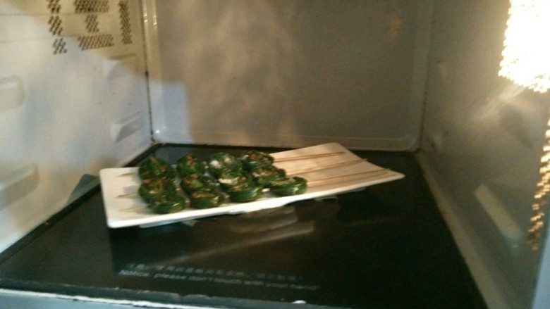 辣烤韭菜卷,放到微波炉高火加热一分钟。
