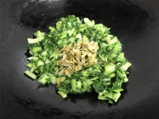 清炒小白菜,炒匀后把切成小段的扁尖笋一起放入翻炒。