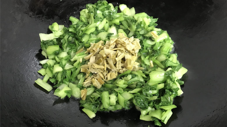 清炒小白菜,炒匀后把切成小段的扁尖笋一起放入翻炒。