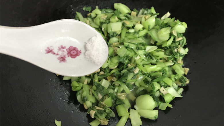 清炒小白菜,视咸淡加适量的盐调味。