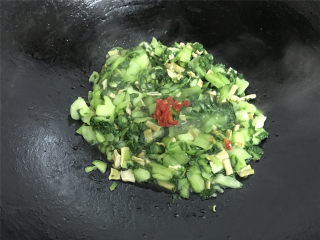 清炒小白菜,加入一小勺的鲜辣椒碎炒匀后即可熄火。