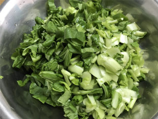 清炒小白菜,捞出沥干水后切成小段，然后加入1小勺盐用手抓匀。