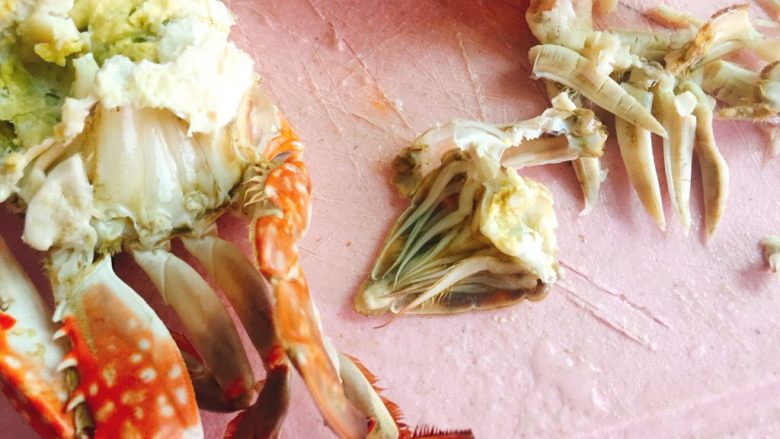盐水焖梭子蟹,为了孩子们吃时方便，就切开去除不能吃的部位