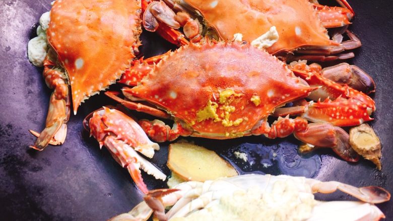 盐水焖梭子蟹,煮15分钟至蟹壳呈鲜红色，蟹肉成熟时，关火再闷3分钟，取出，如图
