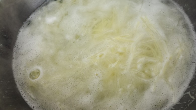 凉拌菜~洋葱拌土豆丝,然后锅里烧水，把土豆丝焯水。