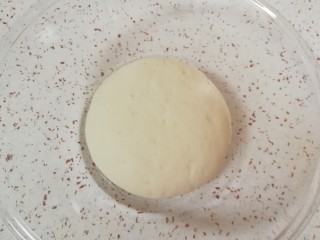 千层饼,揉成光滑的面团，盖上保鲜膜发酵35分钟。