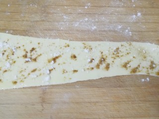 千层饼, 擀好的面片上先均匀的抹上一层菜籽油，接着撒上一层盐，然后撒上五香粉，最后撒上干面粉。