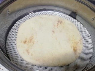 千层饼,蒸锅内放水，铺上硅胶垫，放上做好的饼胚，盖上锅盖二次发酵25分钟，凉水上锅，上汽后转中火蒸20分钟关火，焖3-5分钟。