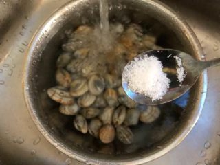 辣酱炒花蛤,花蛤搓洗干净放入大盆里，加入一勺盐浸泡30分钟，浸泡好洗净沥干水