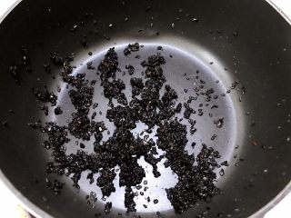 香酥黑芝麻蛋卷,黑芝麻淘洗干净放入锅里
