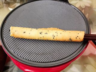 香酥黑芝麻蛋卷,用两根筷子卷起