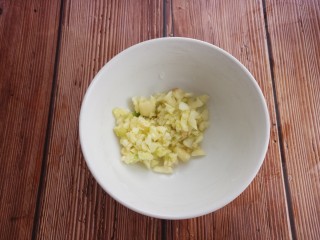 凉拌豇豆,然后把蒜切成蒜末。