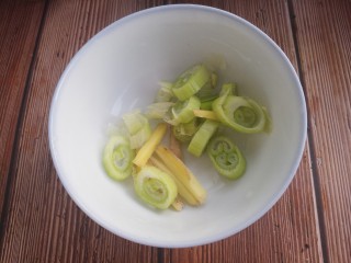 羊肉酸菜。,切好葱花和姜丝。