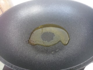 羊肉酸菜。,接着锅里热油。