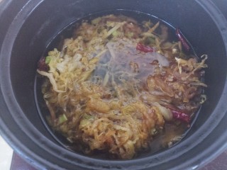 羊肉酸菜。,把菜倒入砂锅，加入适量水。
