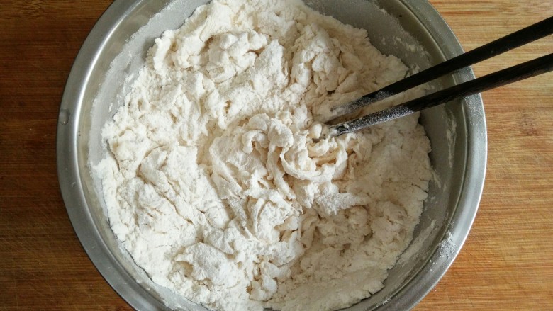 锅子饼――滨州名吃,在面粉中少量多次加入温水，将面粉搅拌成絮状。