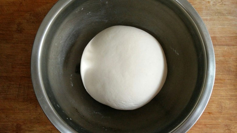 锅子饼――滨州名吃,然后揉成光滑面团，盖保鲜膜醒15-20分钟。