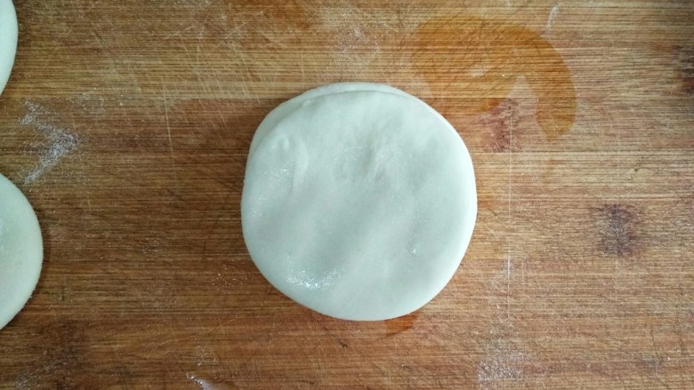 锅子饼――滨州名吃,将讲一个按扁的面剂盖在抹油的面剂上面。
