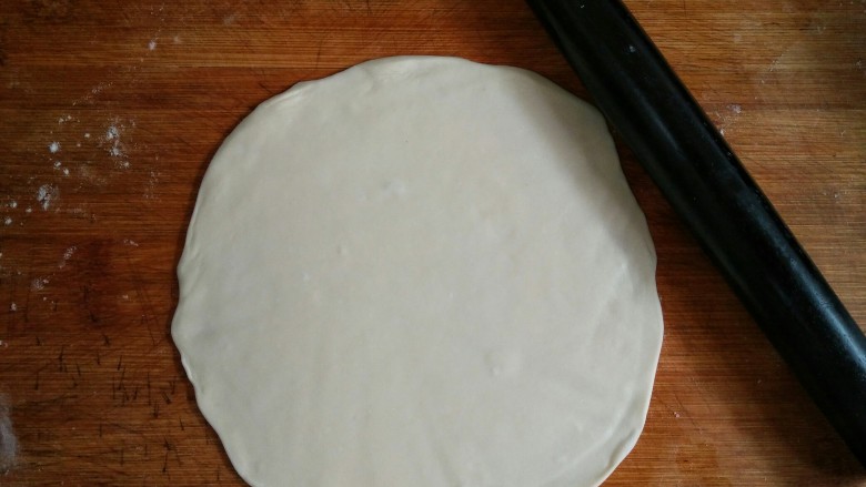 锅子饼――滨州名吃,胖嘟嘟的面团被擀杖三下五下擀成大小适中的饼皮。