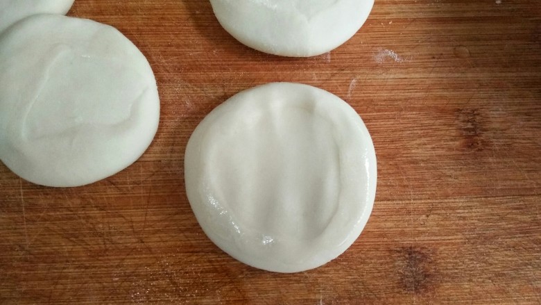 锅子饼――滨州名吃,将面剂按扁在上面抹一层薄油，把油均匀抹在饼内起层又不至粘连。