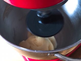 埃曼塔奶酪吐司,继续揉面20分钟，检查面团硬湿度，能否出膜。