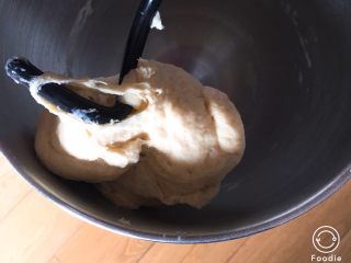 埃曼塔奶酪吐司,厨师机二档速度揉面20分钟，现在的状态是揉面5分钟，面粉已经结团。