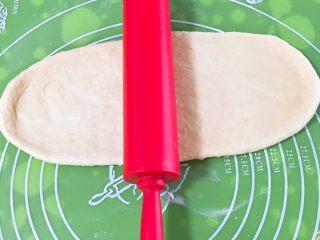 埃曼塔奶酪吐司,将剂子擀成椭圆形。
