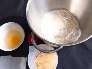 埃曼塔奶酪吐司,高筋粉放入厨师机内，加入盐和细砂糖，鸡蛋从冰箱取出回温，清水加热一下放入发酵粉。