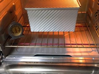 埃曼塔奶酪吐司,烤箱预热至190度，烤制40分钟。