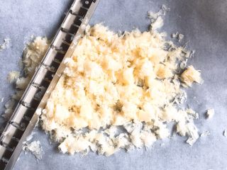 埃曼塔奶酪吐司,埃曼塔奶酪加工成碎丝，方便融化。