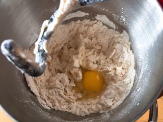 埃曼塔奶酪吐司,放入鸡蛋搅拌。