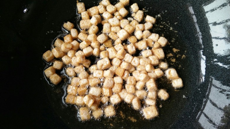锅子饼――滨州名吃,煎至豆腐丁外表金黄后盛出备用。