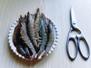 避风塘香酥虾,准备一把剪刀，首先处理虾，我用的脊岭虾，草虾，基围虾都可以，没有特别要求。