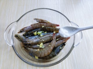 避风塘香酥虾,加入切好的葱姜，再加入盐，抓拌均匀。