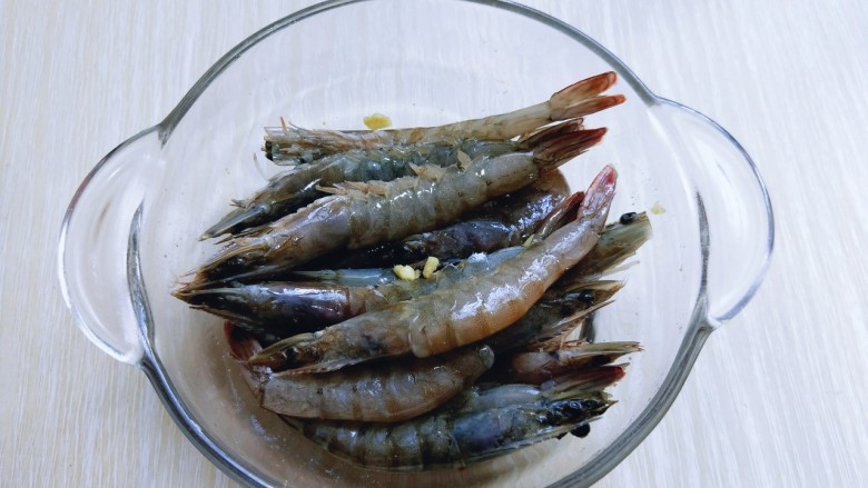 避风塘香酥虾,放旁边腌制10分钟。