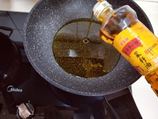 避风塘香酥虾,锅中倒入金龙鱼外婆乡小榨菜籽油，油量可以适当多一些。